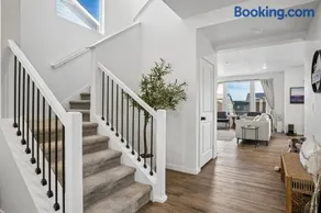 New Modern Retreat with Mountain Views, Fire Pit & Deck - Image 2
