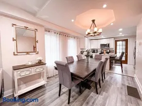Cheerful & Modern Home w/ a Walkout Deck Area - Image 3
