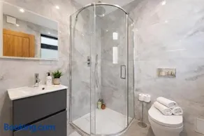 Exquisite 4BR Designer Home with Smart Features, Free Parking & SkyStream - Sleeps Up To 10 in Gerrards Cross SL9 - Image 3