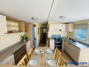 New Forest Bees Holiday Home, Bashley - Image 1