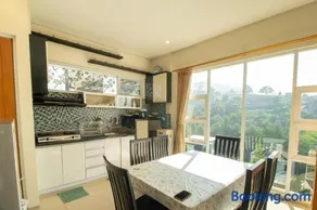 Family Only Villa with City View - De Reiz Spring Hills Syariah 4BR - Image 1