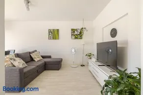 Helsinki, Private free parking, super easy to city centre and airport - Image 1