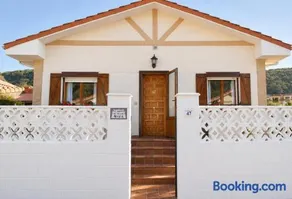 Cómodo y coqueto chalet con jardín en Argoños - Image 1