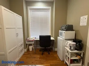 Guest room with private bath in Langford - Image 4