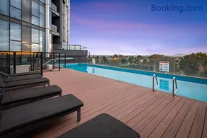 2 Bedroom apartment opposite Austin Hospital - Pool, Gym & 10th floor Views - Image 4