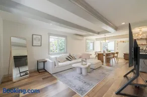 4BR Seattle Stunner - Image 5