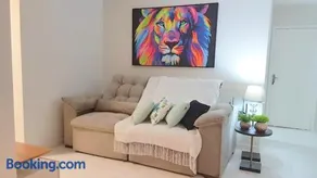 Apartamento CONFORTO CLIMATIZADO prox do SHOPPING NAÇÕES prox ABBA Church - cozinha completa - Ar condicionado - WiFi - Smart Tv 32' - Youtube e Apps - estacionamento privado - Portaria 24h - Acomoda até 8 pessoas - Anfitriã SuperHost no BNB 5 Estrelas - Image 1