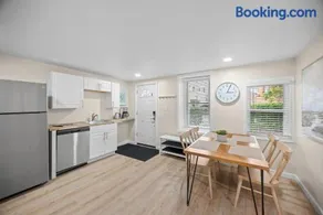 Pittsburgh Modern and Cozy Two Bedroom Apartment With Free Parking - Image 1