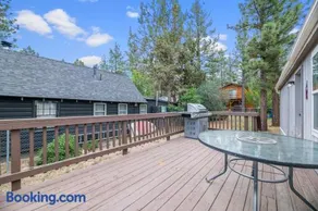 Wine Down - Beautiful and well-kept cabin with large fenced back yard - Image 3