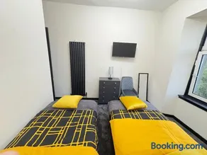 3BR Modernised Home Sleeps 8, Walking Distance to West End, Free Parking - Image 4