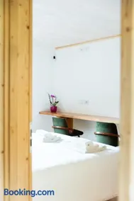 Modern chalet with hot tube - Image 3
