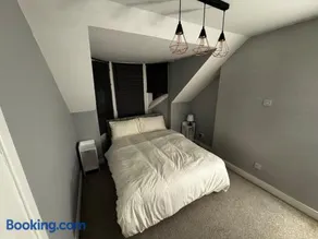 Modern 3-Bedroom Home with Cozy Cinema-Style Living Space - Image 5