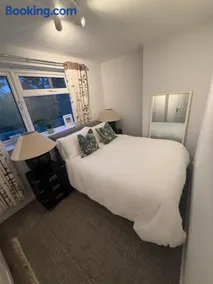 Modern Private Rooms with Free Parking & Shared Facilities - Image 5