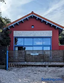 Magnifique loft sur la plage Life is a Beach GuestHouse - Image 1