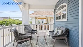Modern Coastal Comfort - 3 Bedroom Condo with Balcony - Image 4