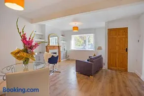 Relax with the whole family at the cosy cottage - Business rates available please enquire - Image 4