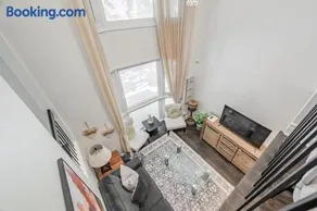 5 Bedroom House, Backyard, Free Parking, Eaton Center! - Image 3
