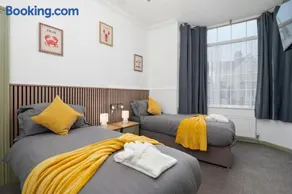 Claydens Guest House at Cleethorpes Sleeps 12 - Image 3