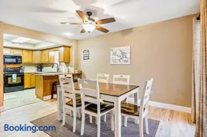 Secluded Cove on Lake! Hottub! Private Slip Dock! - Image 2