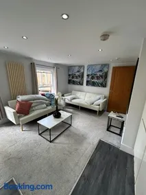 Central Gloucestershire Flat - 1 BR Sleeps 6 - Image 2
