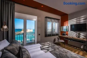 Everblue Apt with Unique Sea & Old Port View in the City Center wlaking distance to all major Sites - Image 3
