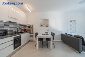 Apt in centro storico a due passi dal lago - Image 3