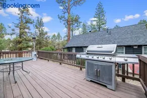Wine Down - Beautiful and well-kept cabin with large fenced back yard - Image 4