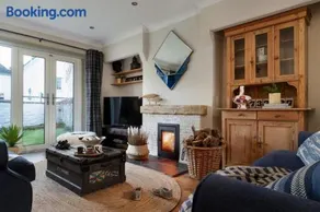 Quay House Luxury Living for 10 & Private Parking - Image 3