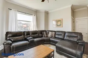 Spacious Chicago Condo w/ Deck < 9 Mi to Downtown! - Image 3