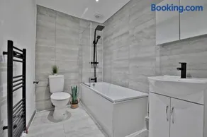 Freckleton House in Town Centre, near Blackpool, Sleeps 6, Free Parking - By NMB Property - Image 5
