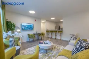 Opulence in Olive with Free Parking, 2 BR 2 baths Suite, 5 beds and Sleeps 8 - Image 1
