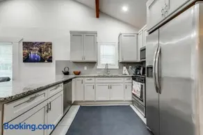 8 mins to Riverwalk, fenced backyard, pets allowed, king bed - Image 3