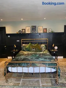 Clifton Georgian Townhouse, Downstairs Ensuite Room & Light Plant Based Breakfast - Image 3