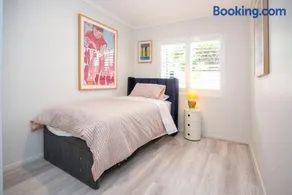 Luxury modern CBD ground floor apartment. - Image 1