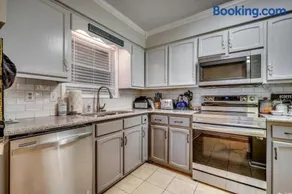 2 Bedroom Condo - Just Blocks from the Beach! Dunes Crest A-2 - Image 2