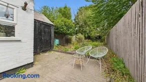 Large Boldmere 3BR Home with Parking Ideal for Families, Contractors & Groups - Image 2