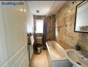 4 Bedroom house, Parking, Wi-Fi, Near Town Centre - Image 3