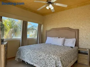 Beautiful beachfront space and pool - Image 3