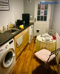 Modern ground floor apartment with free parking very near centre - Image 2