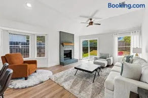 Austin Home with King bed and Bunk room - Image 2