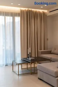 LAKONIZEIN Luxury Suites - Image 3