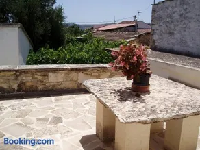 Small traditional house - Image 1