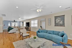 The Seabreeze Haven- Luxury 3BR Coastal Retreat - Near Beach & Free Parking - Image 5