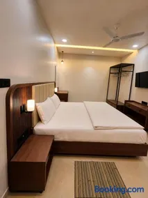 Dev Kothi Luxury 1-Bedroom Retreat - Image 1