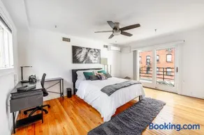 Modern 3BR Townhouse with Private Rooftop & Parking Minutes to NYC - Image 1