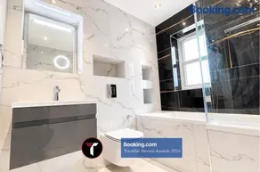 Spacious 4 Bedroom By Tara Stays Short Lets & Serviced Accommodation Aldershot With Free WiFi & Garden - Image 1