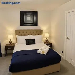 2 double bedrooms house, 42 Shrewsbury Road,Manchester - Image 2