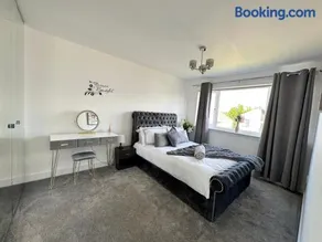 Elite 3 bedroom family house with free parking - Image 1