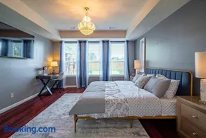 Beautiful 4-bedroom House with Nice Backyard - Image 3