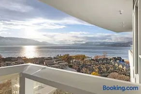 Penthouse with Unobstructed Lake and Mountain View - Image 2